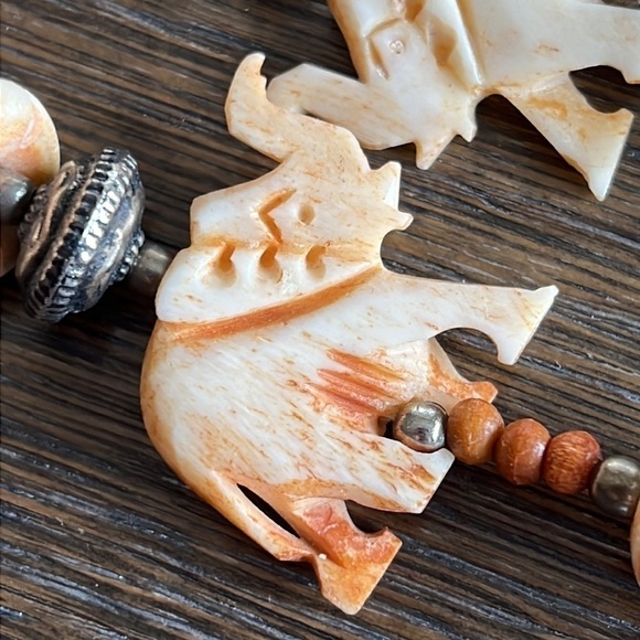 Hand Crafted authentic carved bone beads necklace with agathe & elephant - Picture 9 of 13